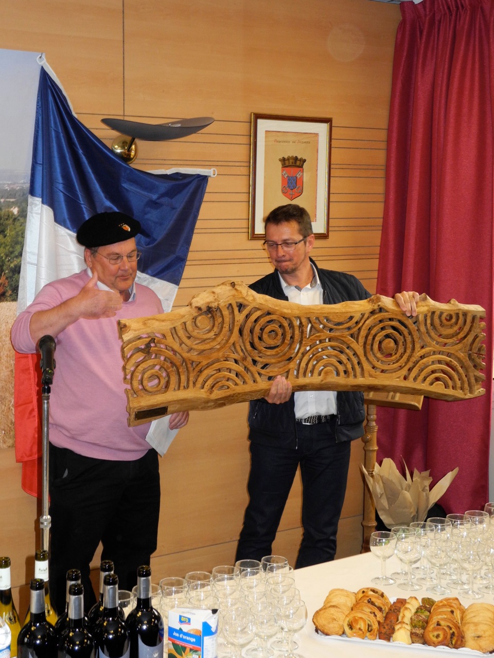John Graham presents Keith Pettit's sculpture to Juziers' mayor, Philippe Ferrand