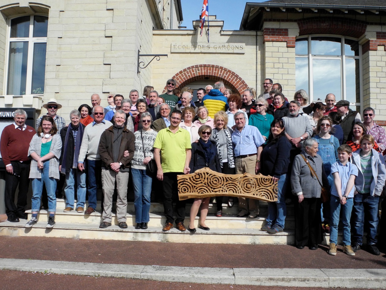 Juziers - East Hoathly group photo in front of Juziers' Hotel de Ville